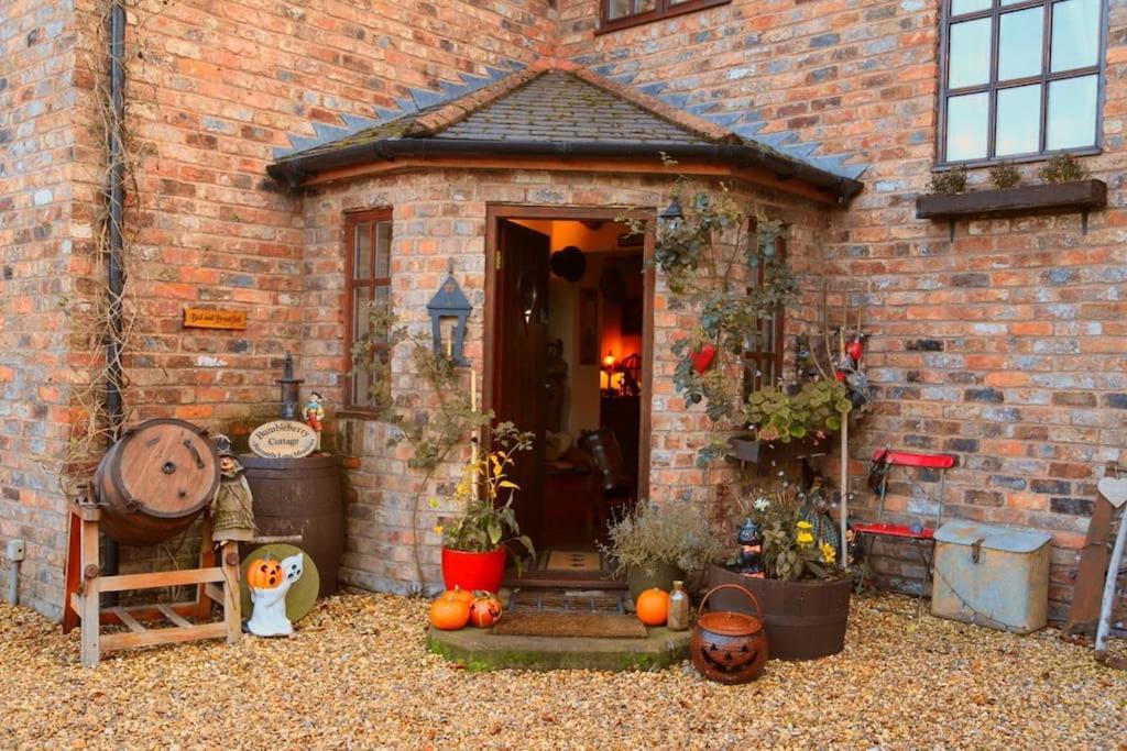 Bumbleberry Cottage Gresford Exteriör bild