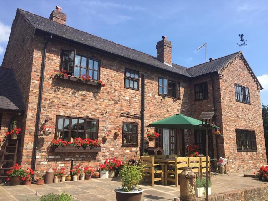 Bumbleberry Cottage Gresford Exteriör bild