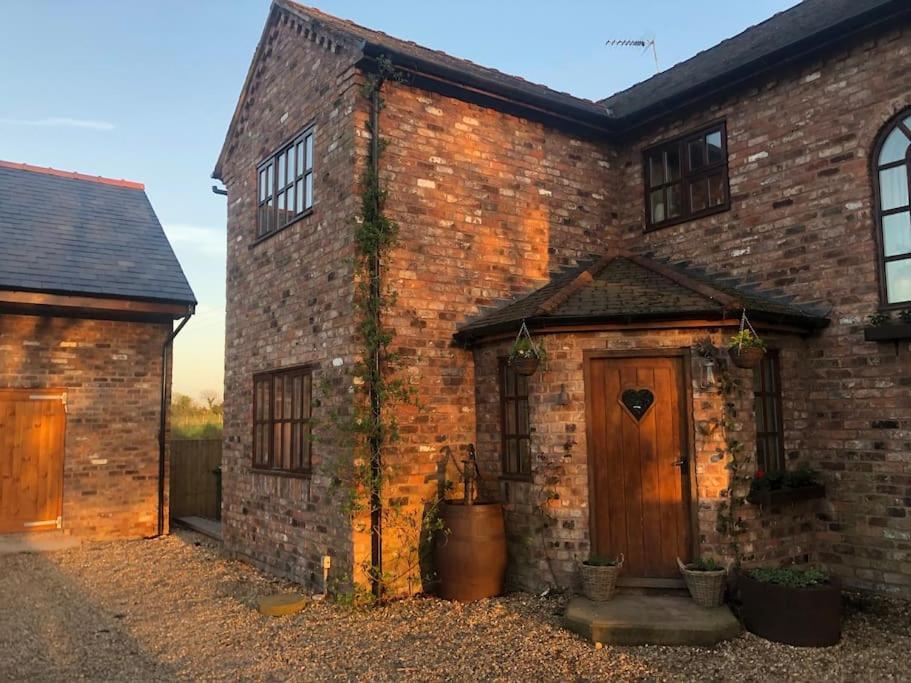 Bumbleberry Cottage Gresford Exteriör bild